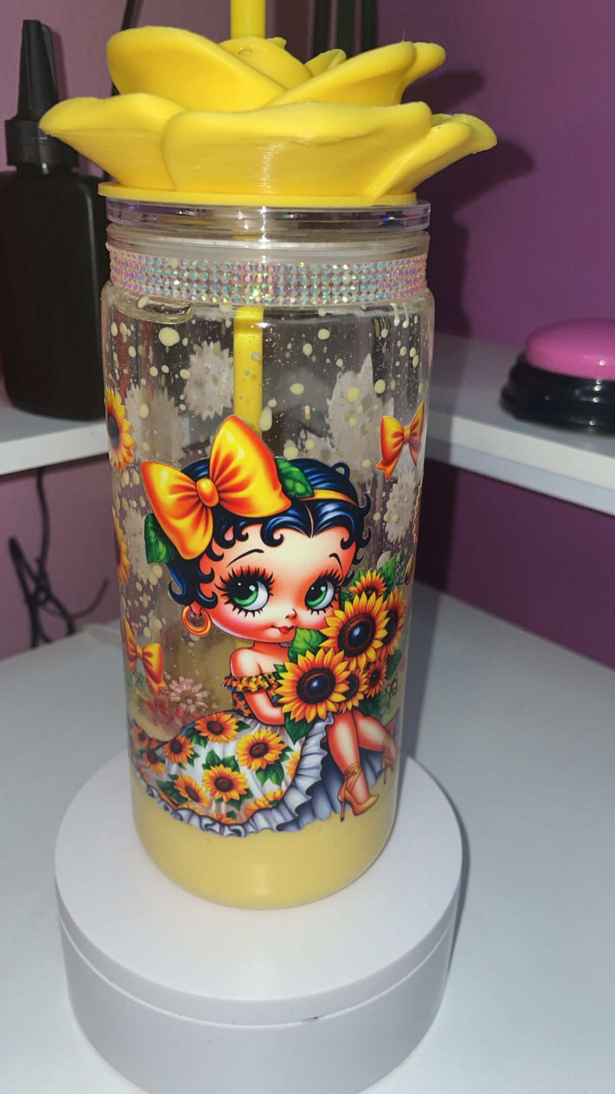 20oz dried flour, lava drip Betty Boop with a bling rim. Yellow rose, sold separately. 