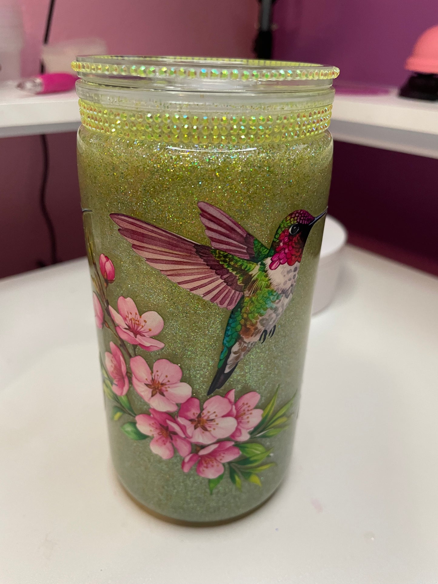 16 ounce hummingbird snow globe Tumblr with bleeding rim and lid